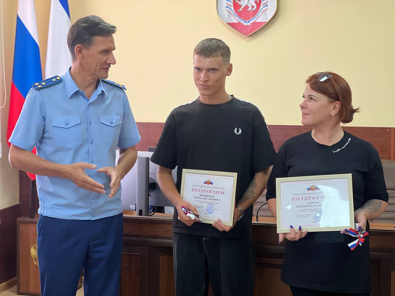 В Джанкое вручили ключи от собственного жилья ещё двум жителям города из числа детей, лишённых родительского попечения В Джанкое вручили ключи от собственного жилья ещё двум жителям города из числа детей, лишённых родительского попечения