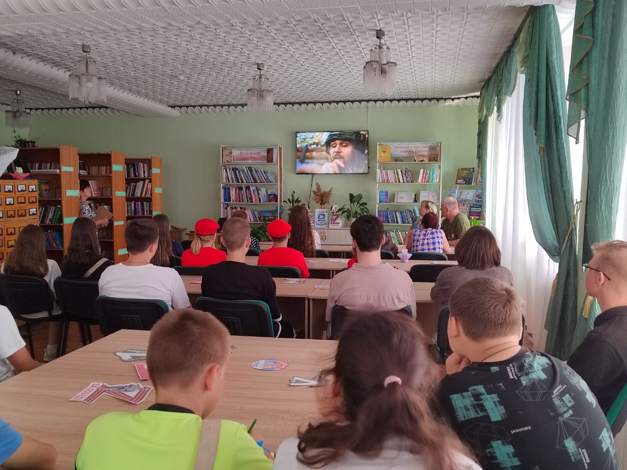 В Раздольненской центральной районной библиотеке им. А.И. Домбровского состоялся час Героя «Пусть мужество Ваше нам будет примером», посвященный поддержке участников СВО В Раздольненской центральной районной библиотеке им. А.И. Домбровского состоялся час Героя «Пусть мужество Ваше нам будет примером», посвященный поддержке участников СВО