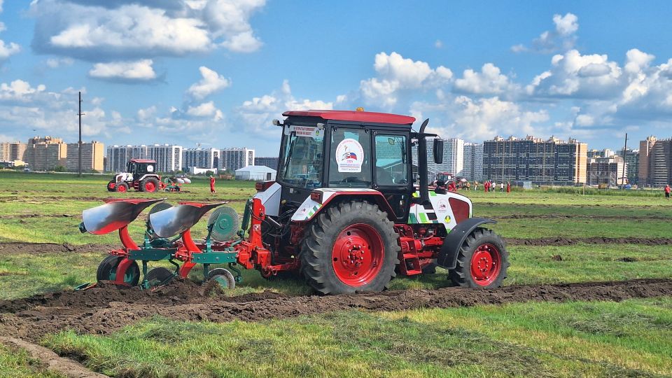 Крымский механизатор принял участие в чемпионате России по пахоте Крымский механизатор принял участие в чемпионате России по пахоте