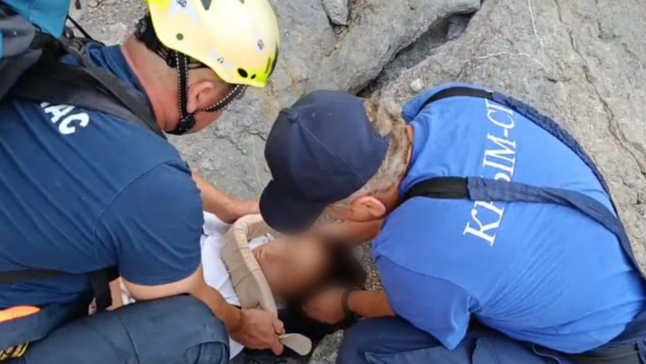 В Крыму женщина сорвалась с трёхметровой скалы В Крыму женщина сорвалась с трёхметровой скалы