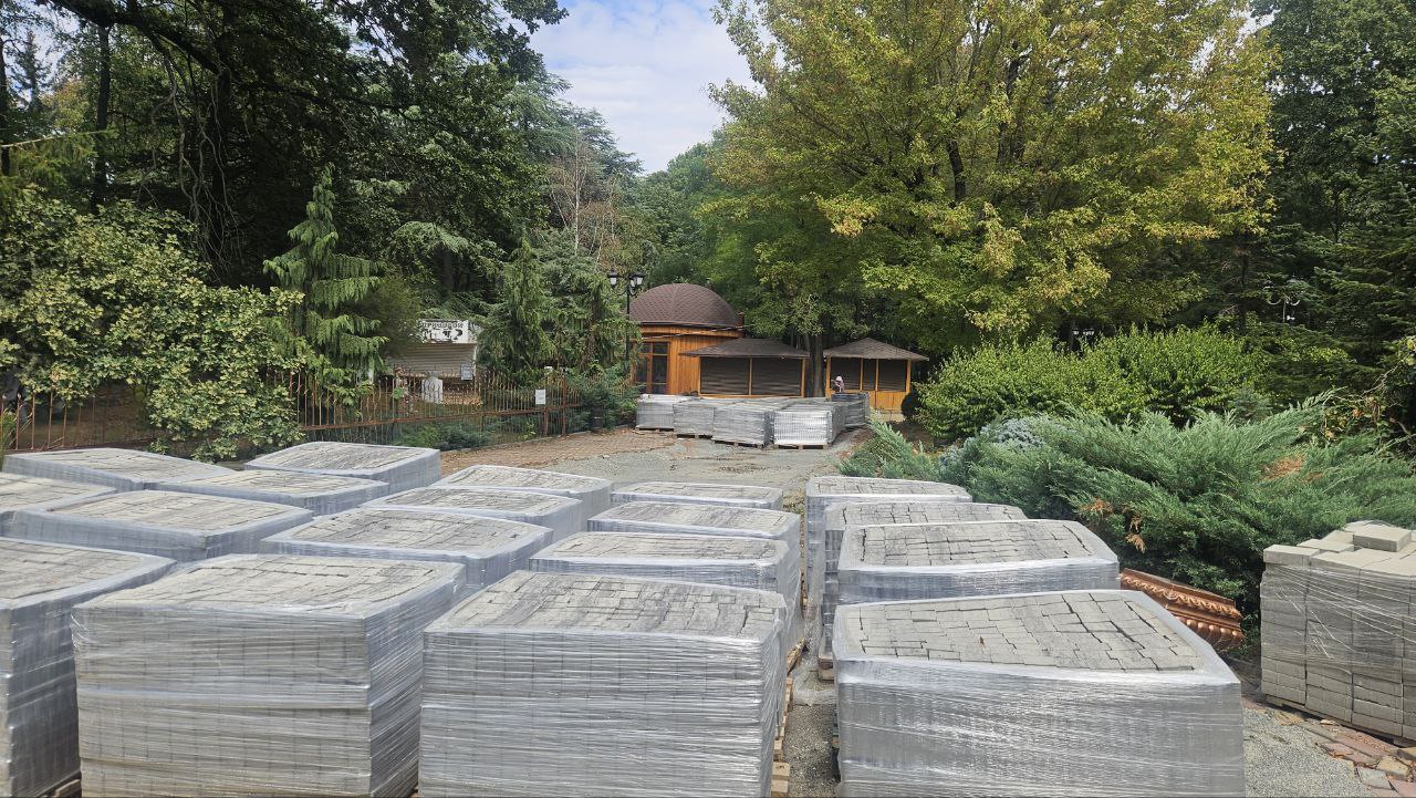 В крымской столице продолжаются работы по благоустройству Детского парка В крымской столице продолжаются работы по благоустройству Детского парка