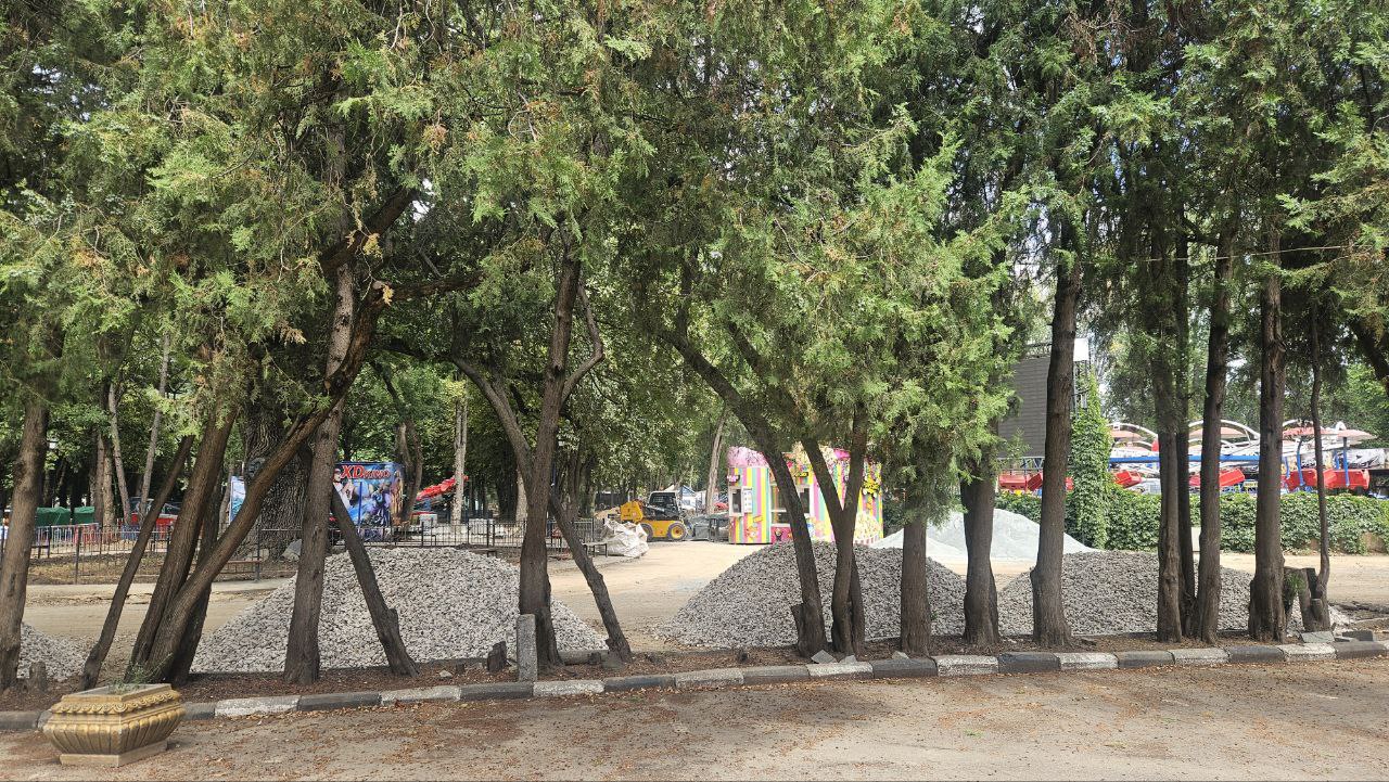 В крымской столице продолжаются работы по благоустройству Детского парка В крымской столице продолжаются работы по благоустройству Детского парка