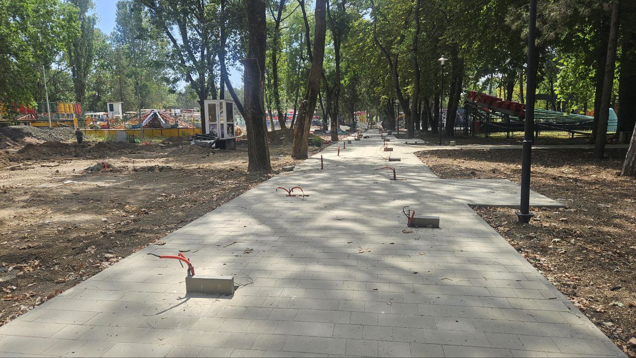 В крымской столице продолжаются работы по благоустройству Детского парка В крымской столице продолжаются работы по благоустройству Детского парка