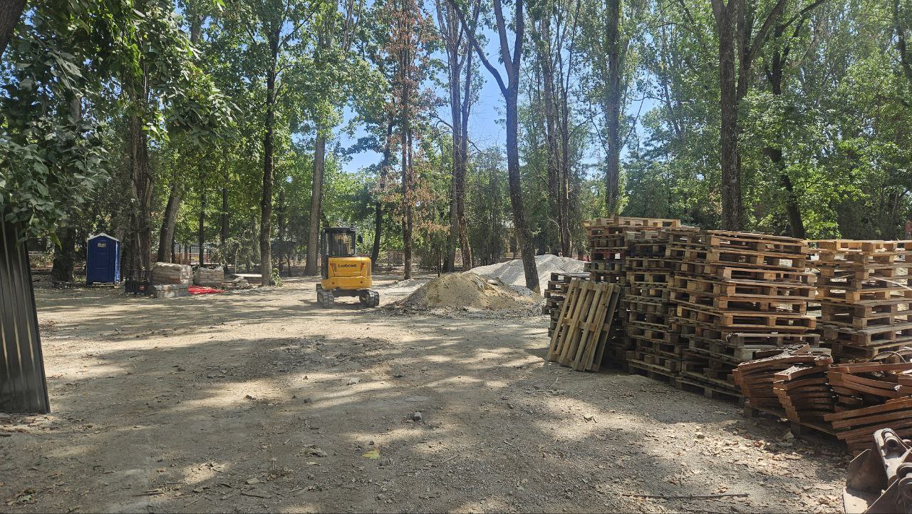 В крымской столице продолжаются работы по благоустройству Детского парка В крымской столице продолжаются работы по благоустройству Детского парка