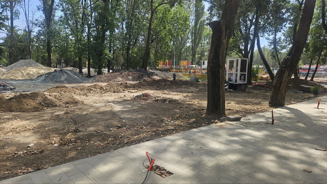 В крымской столице продолжаются работы по благоустройству Детского парка В крымской столице продолжаются работы по благоустройству Детского парка