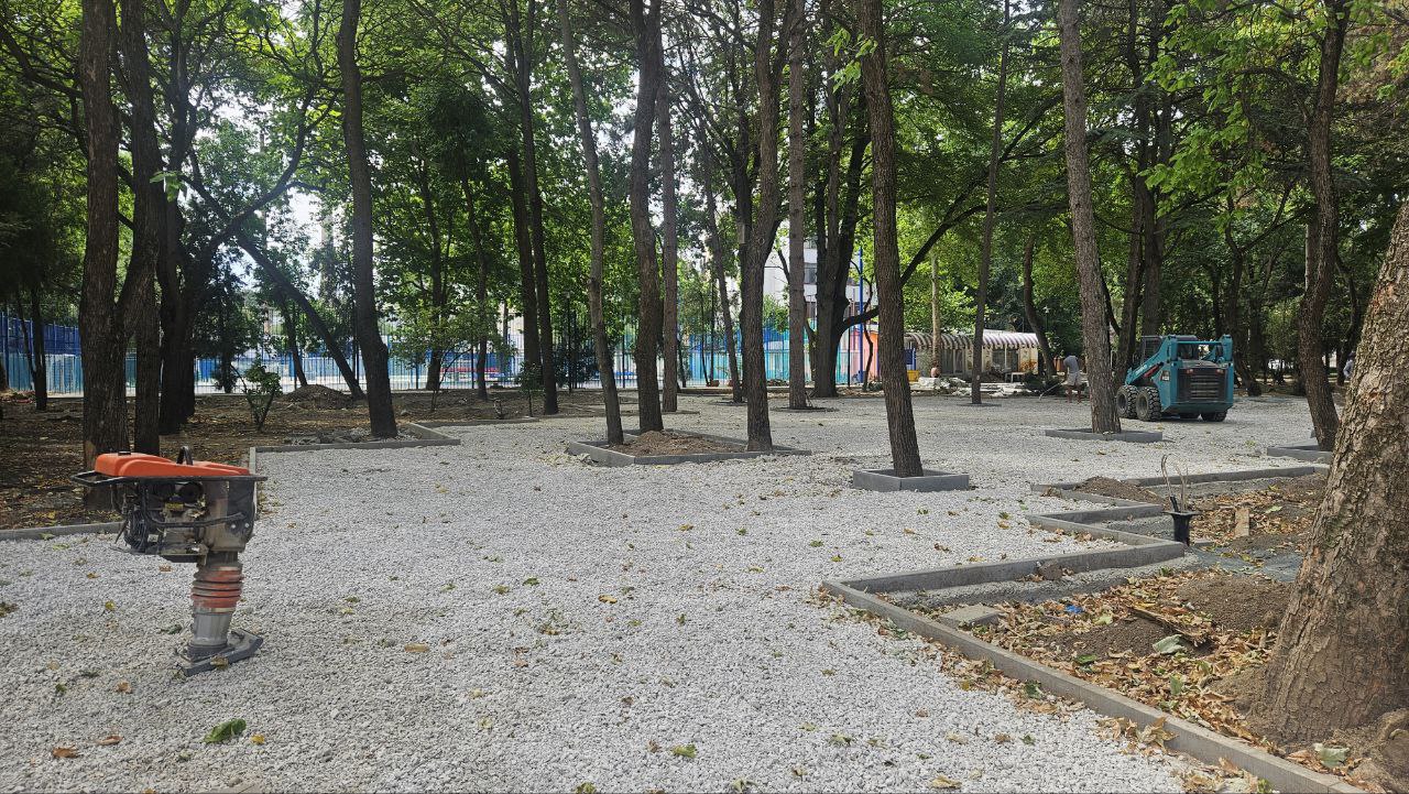 В крымской столице продолжаются работы по благоустройству Детского парка В крымской столице продолжаются работы по благоустройству Детского парка
