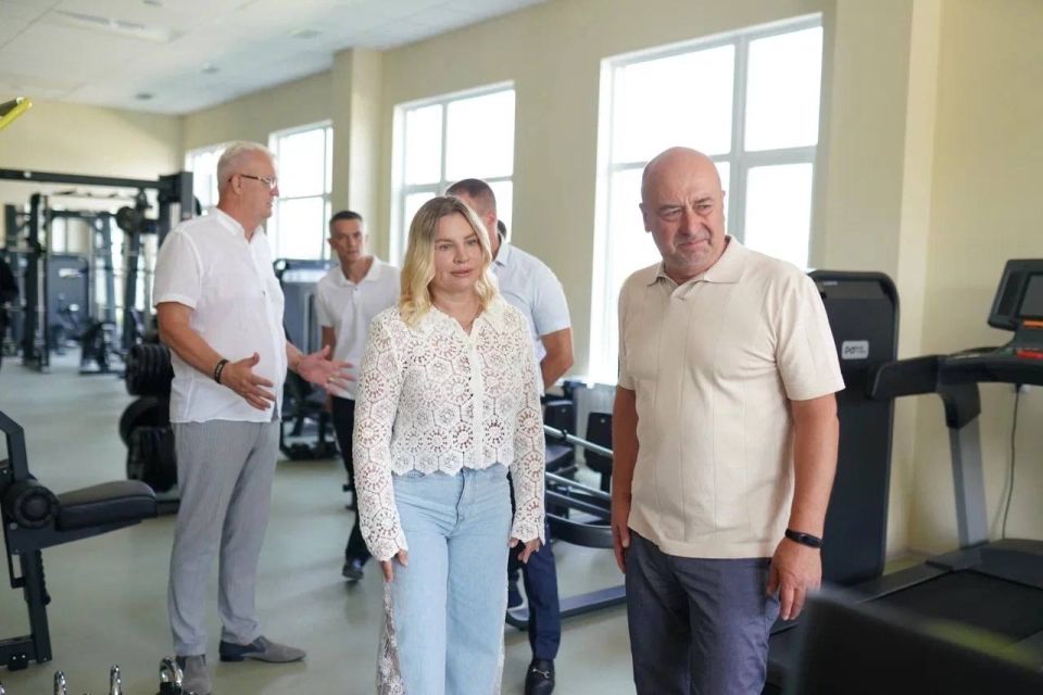 Ольга Торубарова: Заместитель председателя совета министров Назаров Михаил Анатольевич с рабочим визитом посетил новый физкультурно-оздоровительный комплекс республиканской спортивной школы № 5 в селе Перово Симферопольского... Ольга Торубарова: Заместитель председателя совета министров Назаров Михаил Анатольевич с рабочим визитом посетил новый физкультурно-оздоровительный комплекс республиканской спортивной школы № 5 в селе Перово Симферопольского...