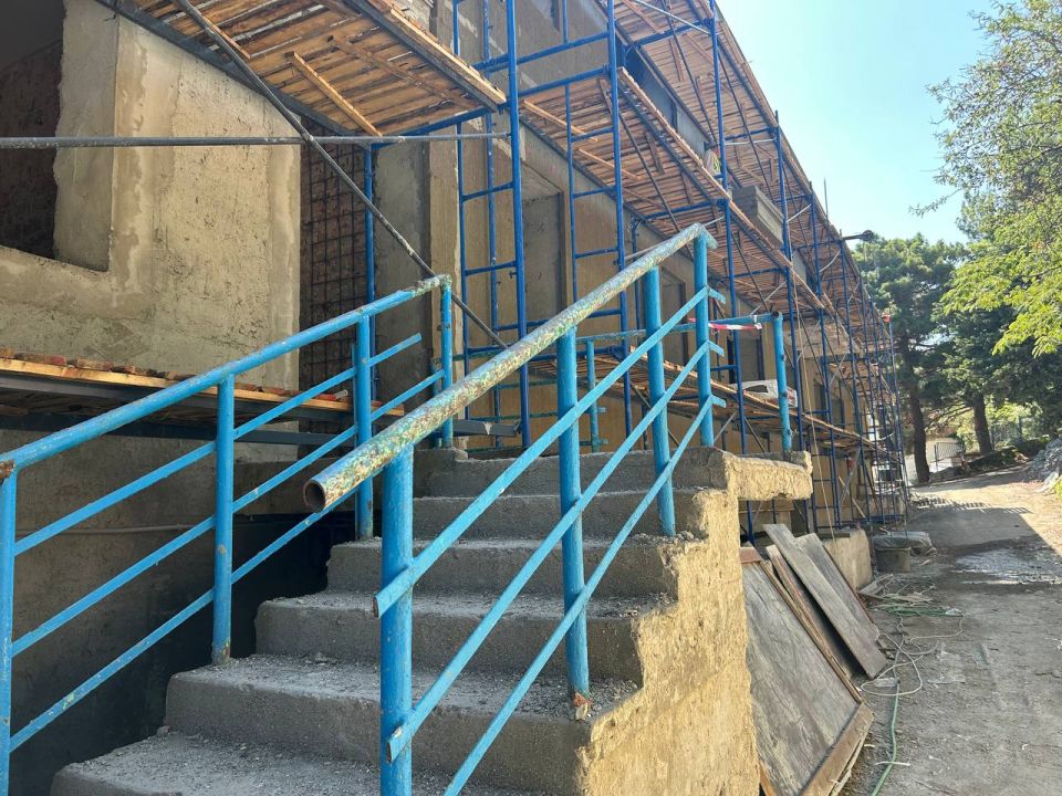 В Алупке на улице Привольной продолжается капитальный ремонт МБ ДОУ «Детский сад № 12» В Алупке на улице Привольной продолжается капитальный ремонт МБ ДОУ «Детский сад № 12»