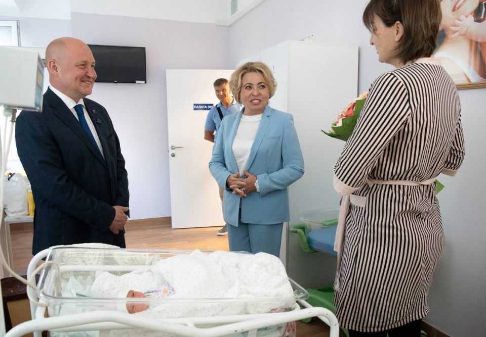 Михаил Развожаев: Накануне вместе с Валентиной Ивановной Матвиенко побывали в родильном доме № 2 на проспекте Генерала Острякова Михаил Развожаев: Накануне вместе с Валентиной Ивановной Матвиенко побывали в родильном доме № 2 на проспекте Генерала Острякова