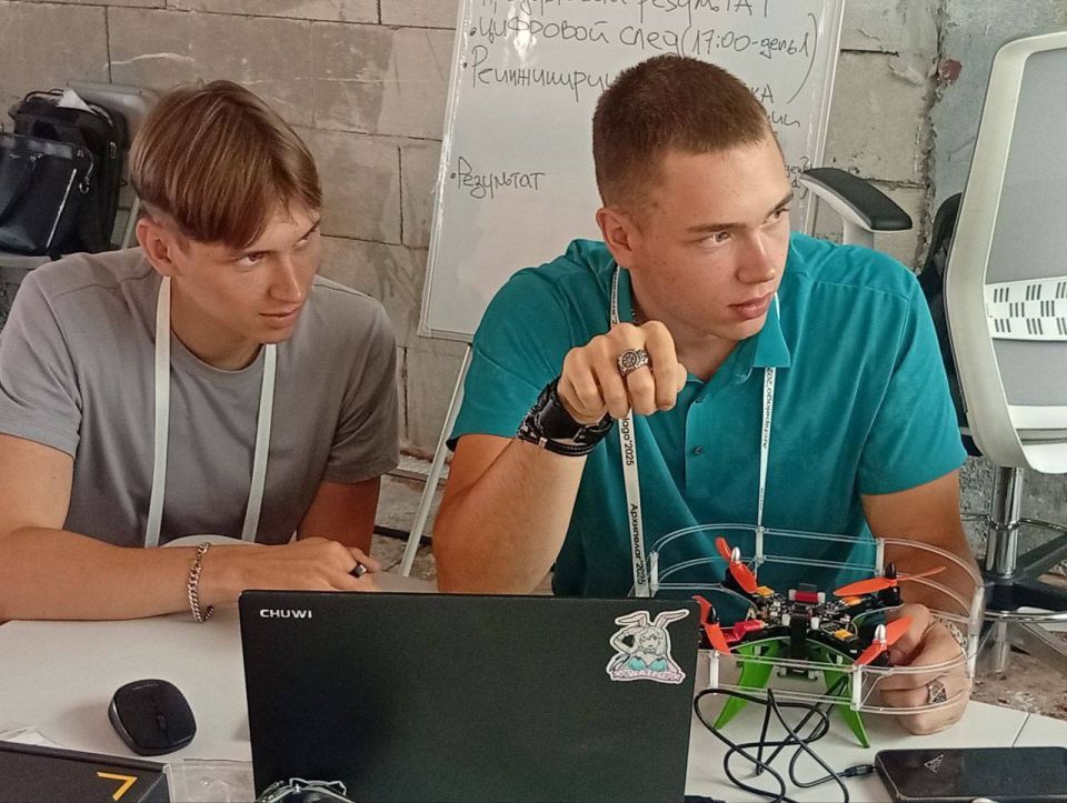 Михаил Развожаев: На уходящей неделе на площадке Сколковского института науки и технологий проходил ежегодный проектно-образовательный интенсив «Архипелаг-2025», который стал частью международного форума «Беспилотные системы» Михаил Развожаев: На уходящей неделе на площадке Сколковского института науки и технологий проходил ежегодный проектно-образовательный интенсив «Архипелаг-2025», который стал частью международного форума «Беспилотные системы»