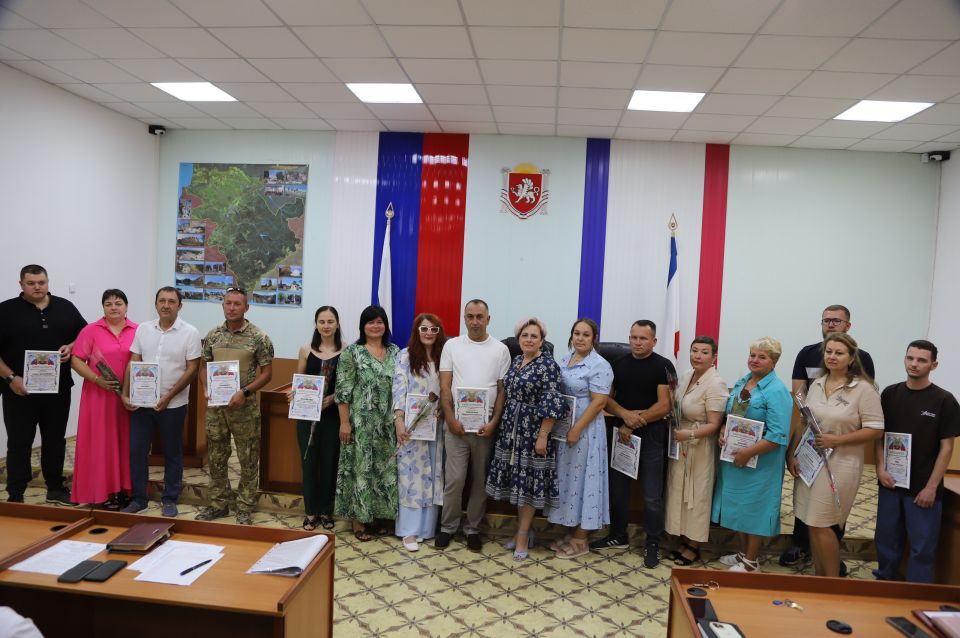 Ольга Урайкина и Анжелика Ястребова наградили жителей Бахчисарайского района ко Всемирному Дню гуманитарной помощи Ольга Урайкина и Анжелика Ястребова наградили жителей Бахчисарайского района ко Всемирному Дню гуманитарной помощи