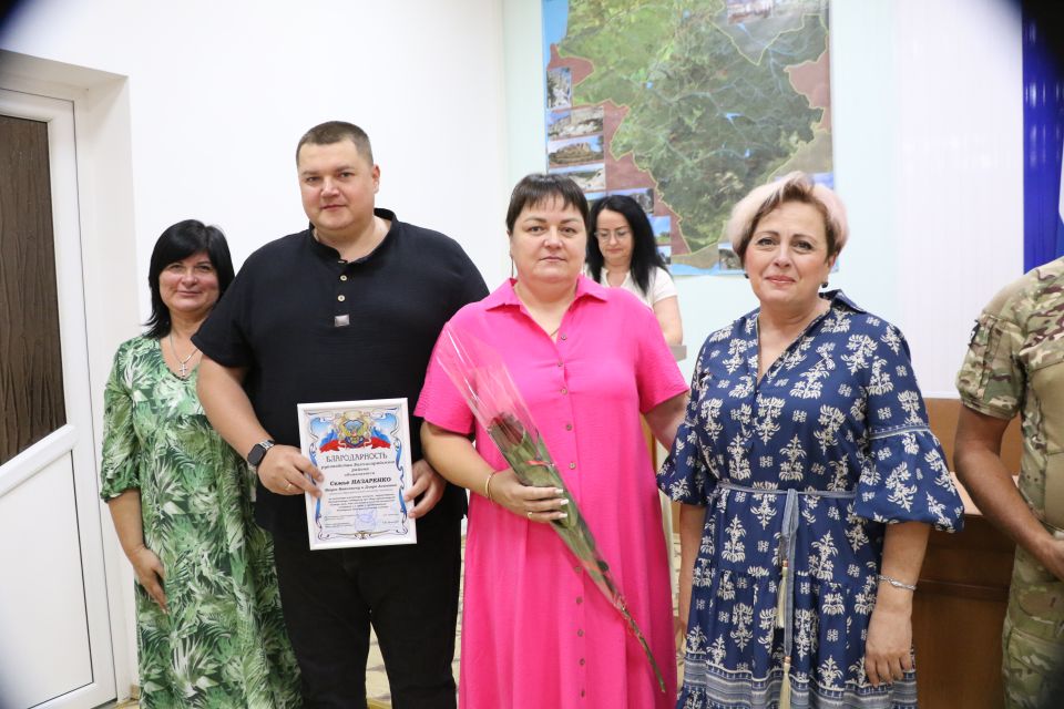 Ольга Урайкина и Анжелика Ястребова наградили жителей Бахчисарайского района ко Всемирному Дню гуманитарной помощи Ольга Урайкина и Анжелика Ястребова наградили жителей Бахчисарайского района ко Всемирному Дню гуманитарной помощи