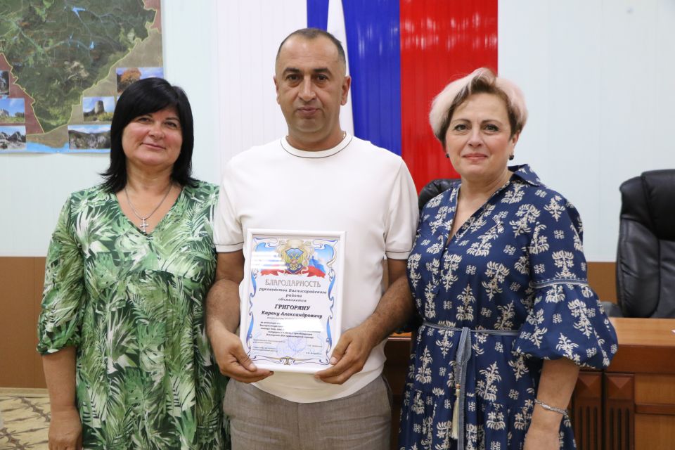 Ольга Урайкина и Анжелика Ястребова наградили жителей Бахчисарайского района ко Всемирному Дню гуманитарной помощи Ольга Урайкина и Анжелика Ястребова наградили жителей Бахчисарайского района ко Всемирному Дню гуманитарной помощи