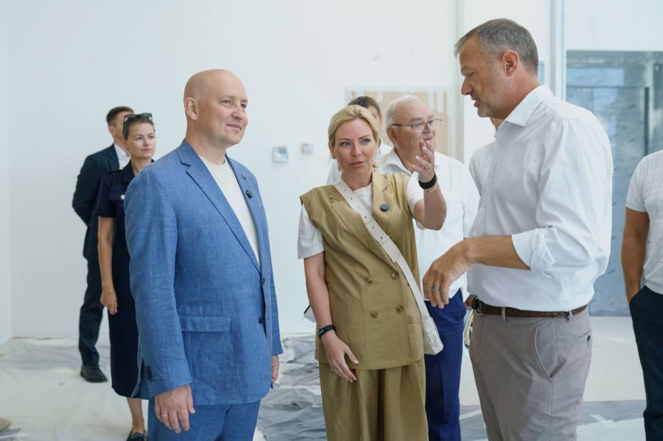 Михаил Развожаев: Вместе с министром культуры Ольгой Борисовной Любимовой также побывали на стройплощадках Российской галереи искусств и Театра оперы и балета Михаил Развожаев: Вместе с министром культуры Ольгой Борисовной Любимовой также побывали на стройплощадках Российской галереи искусств и Театра оперы и балета