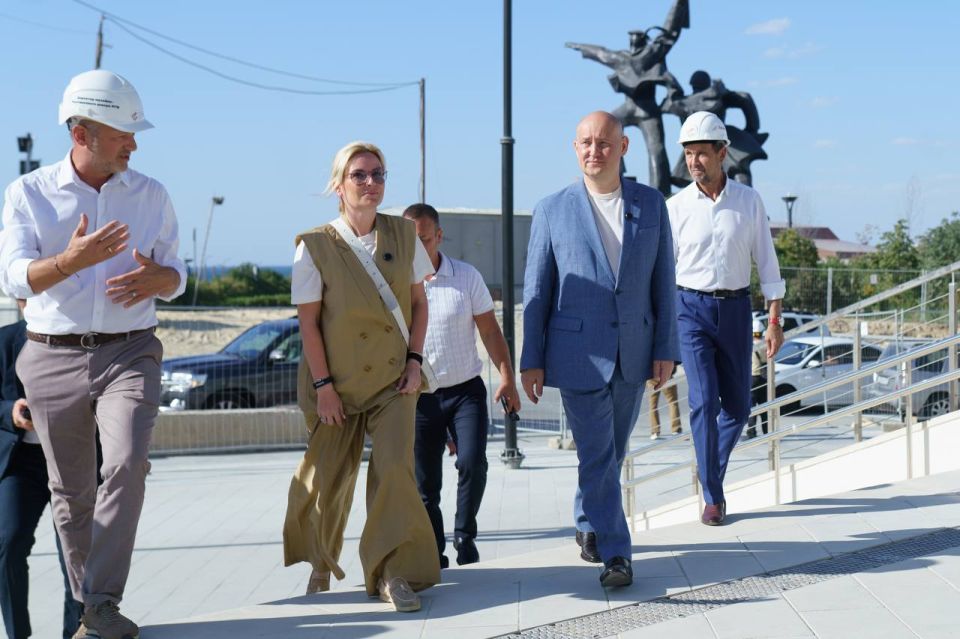 Михаил Развожаев: Вместе с министром культуры Ольгой Борисовной Любимовой также побывали на стройплощадках Российской галереи искусств и Театра оперы и балета Михаил Развожаев: Вместе с министром культуры Ольгой Борисовной Любимовой также побывали на стройплощадках Российской галереи искусств и Театра оперы и балета