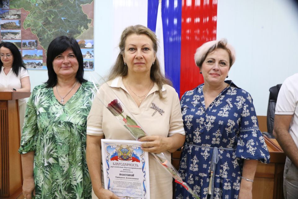 Ольга Урайкина и Анжелика Ястребова наградили жителей Бахчисарайского района ко Всемирному Дню гуманитарной помощи Ольга Урайкина и Анжелика Ястребова наградили жителей Бахчисарайского района ко Всемирному Дню гуманитарной помощи