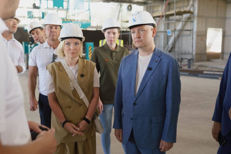 Михаил Развожаев: Вместе с министром культуры Ольгой Борисовной Любимовой также побывали на стройплощадках Российской галереи искусств и Театра оперы и балета Михаил Развожаев: Вместе с министром культуры Ольгой Борисовной Любимовой также побывали на стройплощадках Российской галереи искусств и Театра оперы и балета