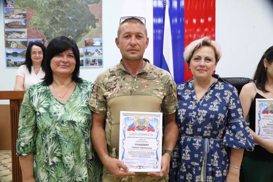 Ольга Урайкина и Анжелика Ястребова наградили жителей Бахчисарайского района ко Всемирному Дню гуманитарной помощи Ольга Урайкина и Анжелика Ястребова наградили жителей Бахчисарайского района ко Всемирному Дню гуманитарной помощи