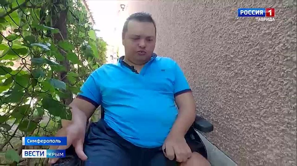 Симферополец Александр Пеек, инвалид первой группы, вот уже несколько лет пытается обеспечить себе удобный проезд на коляске к дому
