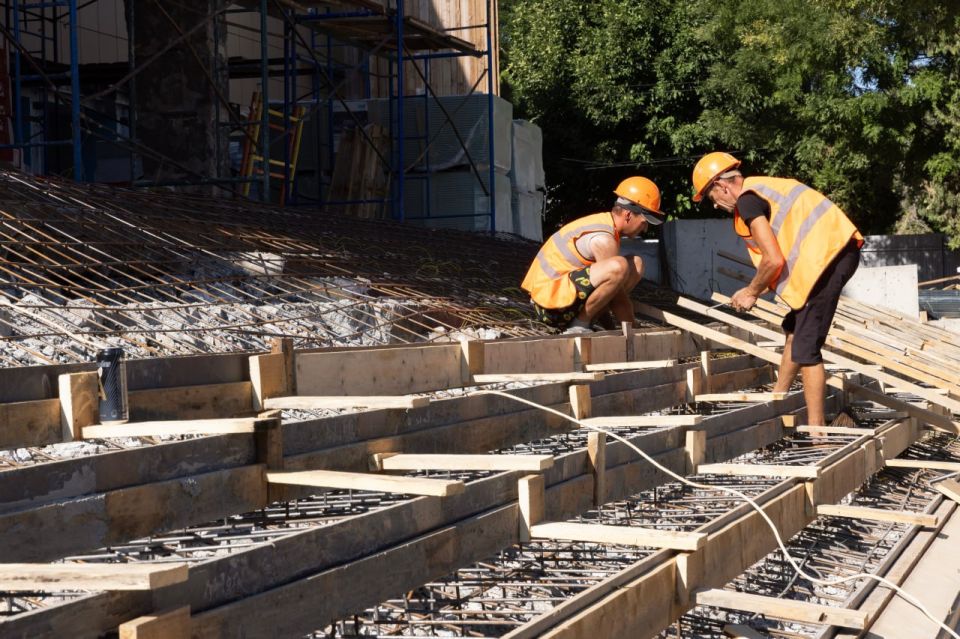 Сергей Аксёнов: Продолжается реконструкция Перовского сельского дома культуры: завершены наиболее сложные строительно-монтажные работы, кровля отремонтирована на 80 %, приведены в порядок пандусы для инвалидных и детских... Сергей Аксёнов: Продолжается реконструкция Перовского сельского дома культуры: завершены наиболее сложные строительно-монтажные работы, кровля отремонтирована на 80 %, приведены в порядок пандусы для инвалидных и детских...