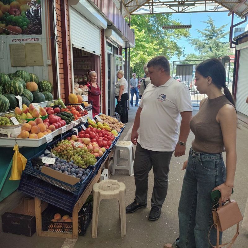 Сотрудники управления ценовой политики Минпромторга Крыма провели мониторинг цен в объектах торговли Симферополя Сотрудники управления ценовой политики Минпромторга Крыма провели мониторинг цен в объектах торговли Симферополя