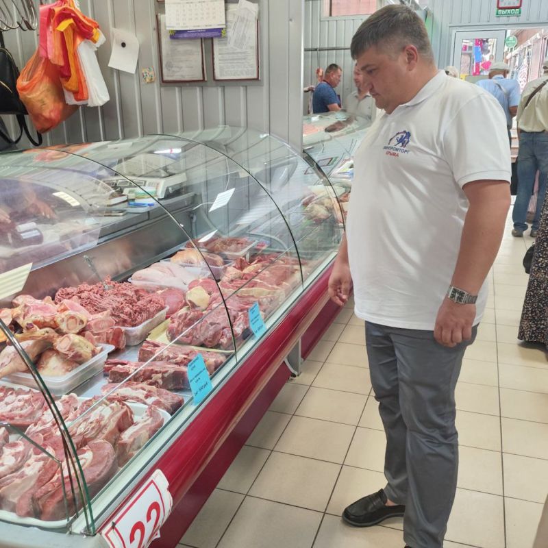 Сотрудники управления ценовой политики Минпромторга Крыма провели мониторинг цен в объектах торговли Симферополя Сотрудники управления ценовой политики Минпромторга Крыма провели мониторинг цен в объектах торговли Симферополя