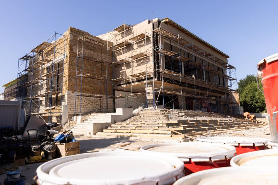 Сергей Аксёнов: Продолжается реконструкция Перовского сельского дома культуры: завершены наиболее сложные строительно-монтажные работы, кровля отремонтирована на 80 %, приведены в порядок пандусы для инвалидных и детских... Сергей Аксёнов: Продолжается реконструкция Перовского сельского дома культуры: завершены наиболее сложные строительно-монтажные работы, кровля отремонтирована на 80 %, приведены в порядок пандусы для инвалидных и детских...