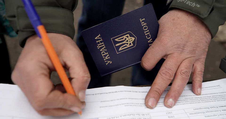 Предлагают украинский паспорт: как фирма в Крыму содействует СБУ в вербовке