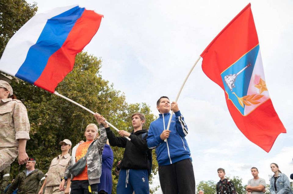 Михаил Развожаев: Уважаемые севастопольцы! Поздравляю вас с Днём Государственного флага Российской Федерации! Михаил Развожаев: Уважаемые севастопольцы! Поздравляю вас с Днём Государственного флага Российской Федерации!