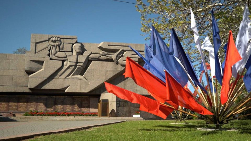 Михаил Развожаев: Уважаемые севастопольцы! Поздравляю вас с Днём Государственного флага Российской Федерации! Михаил Развожаев: Уважаемые севастопольцы! Поздравляю вас с Днём Государственного флага Российской Федерации!