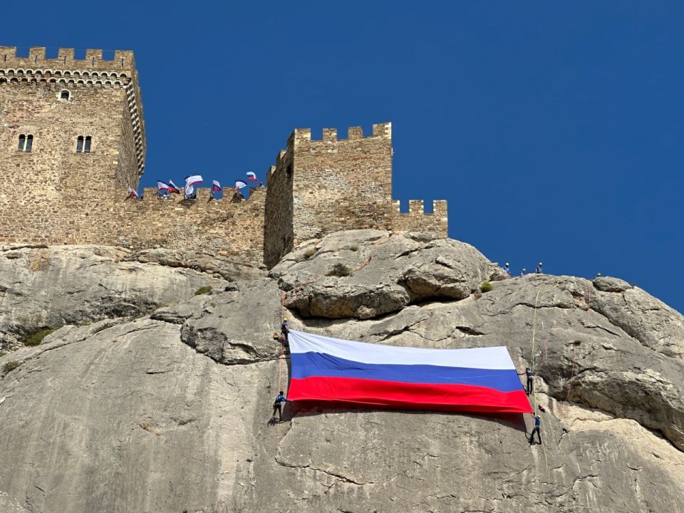 В Судаке спасатели развернули флаг России на Крепостной горе В Судаке спасатели развернули флаг России на Крепостной горе