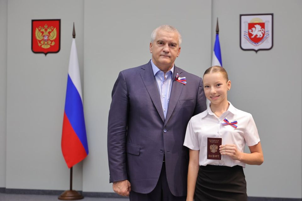 Сергей Аксёнов: День Государственного флага Российской Федерации для крымчан наполнен особым смыслом Сергей Аксёнов: День Государственного флага Российской Федерации для крымчан наполнен особым смыслом