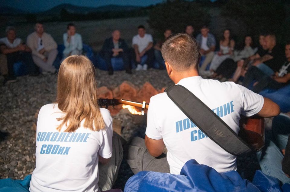 Михаил Развожаев: Накануне, в День офицера России, вместе с супругой встретился с участниками Всероссийского военно-патриотического конкурса-фестиваля «Поколение СВОих» Михаил Развожаев: Накануне, в День офицера России, вместе с супругой встретился с участниками Всероссийского военно-патриотического конкурса-фестиваля «Поколение СВОих»