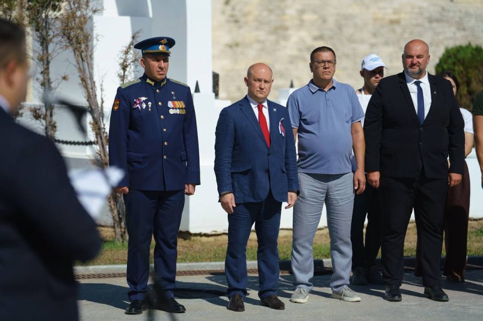 Михаил Развожаев: В День Государственного флага Российской Федерации над Константиновской батареей взвился триколор размером 69 метров — его видно из любой точки Севастопольской бухты Михаил Развожаев: В День Государственного флага Российской Федерации над Константиновской батареей взвился триколор размером 69 метров — его видно из любой точки Севастопольской бухты