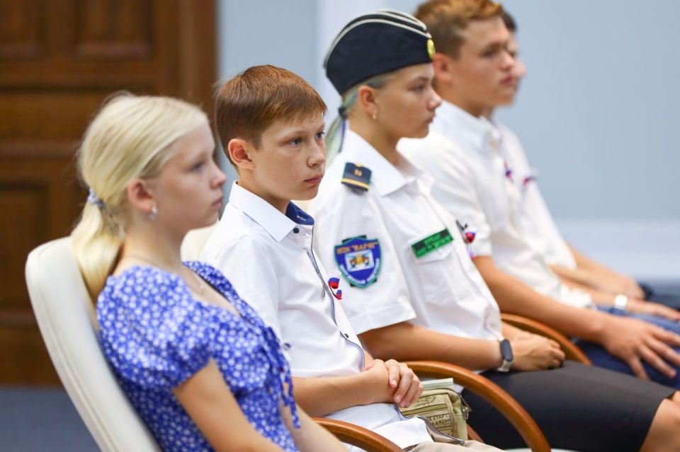 Сергей Аксёнов: День Государственного флага Российской Федерации для крымчан наполнен особым смыслом Сергей Аксёнов: День Государственного флага Российской Федерации для крымчан наполнен особым смыслом