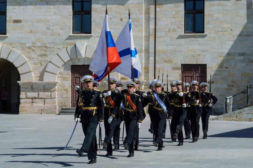 Михаил Развожаев: В День Государственного флага Российской Федерации над Константиновской батареей взвился триколор размером 69 метров — его видно из любой точки Севастопольской бухты Михаил Развожаев: В День Государственного флага Российской Федерации над Константиновской батареей взвился триколор размером 69 метров — его видно из любой точки Севастопольской бухты