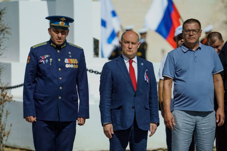 Михаил Развожаев: В День Государственного флага Российской Федерации над Константиновской батареей взвился триколор размером 69 метров — его видно из любой точки Севастопольской бухты Михаил Развожаев: В День Государственного флага Российской Федерации над Константиновской батареей взвился триколор размером 69 метров — его видно из любой точки Севастопольской бухты