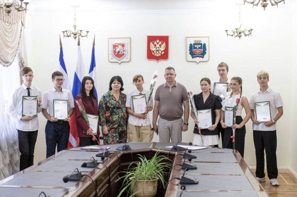 Пять крымских выпускников получили 100 баллов на ЕГЭ по химии, литературе и информатике