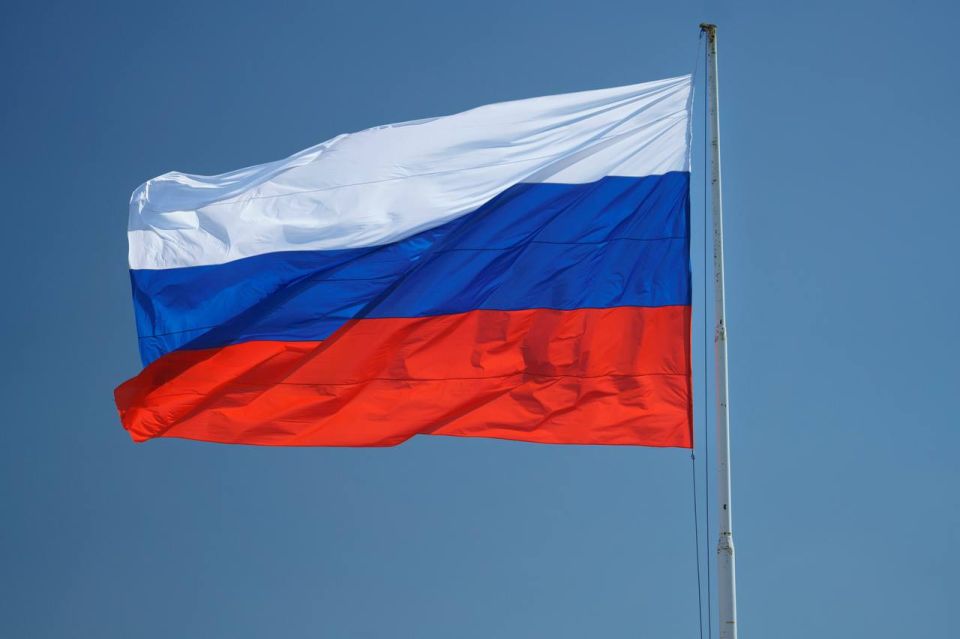 Михаил Развожаев: В День Государственного флага Российской Федерации над Константиновской батареей взвился триколор размером 69 метров — его видно из любой точки Севастопольской бухты Михаил Развожаев: В День Государственного флага Российской Федерации над Константиновской батареей взвился триколор размером 69 метров — его видно из любой точки Севастопольской бухты