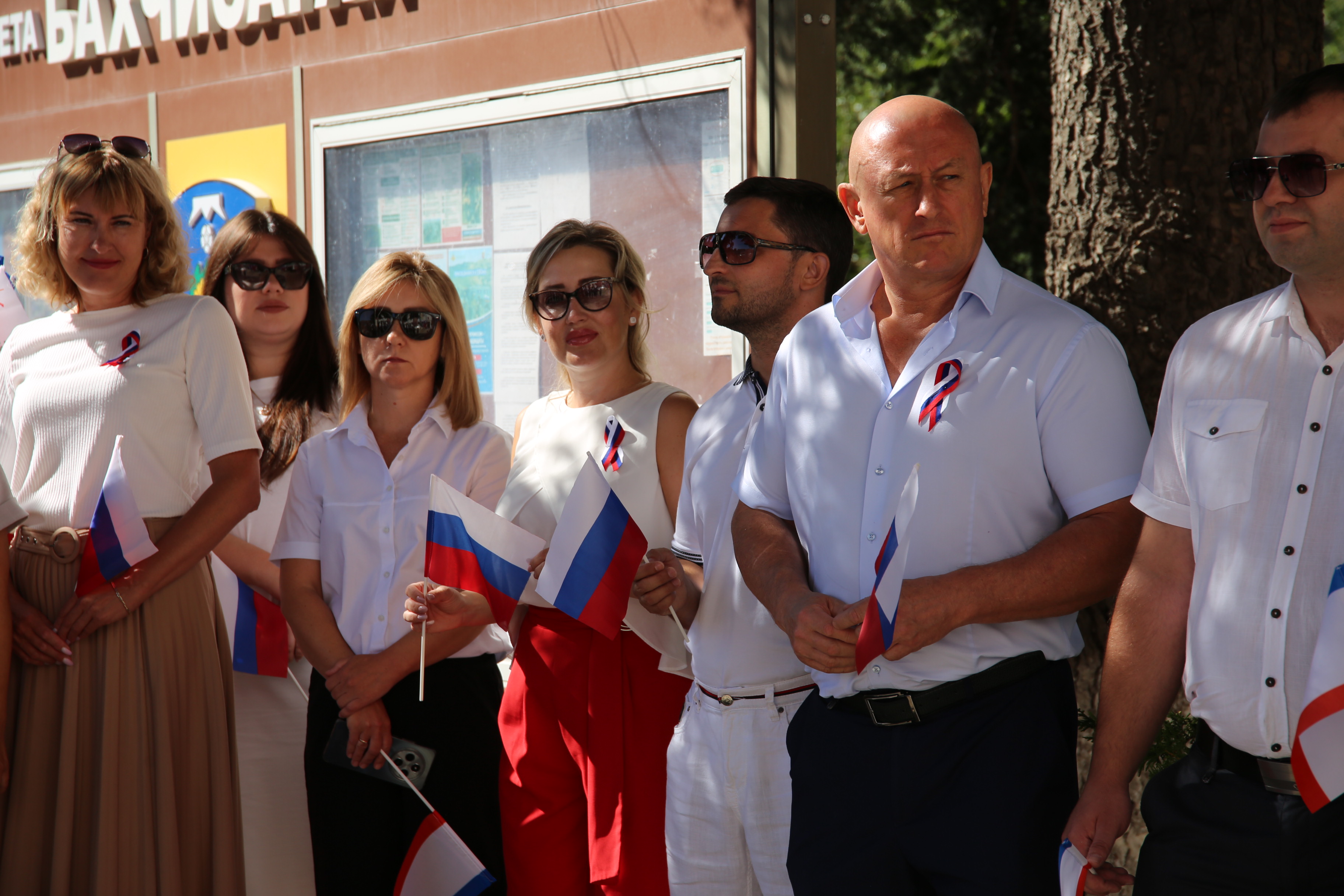 Триколор в сердце города: в Бахчисарае прошла торжественная церемония поднятия Государственного флага России Триколор в сердце города: в Бахчисарае прошла торжественная церемония поднятия Государственного флага России