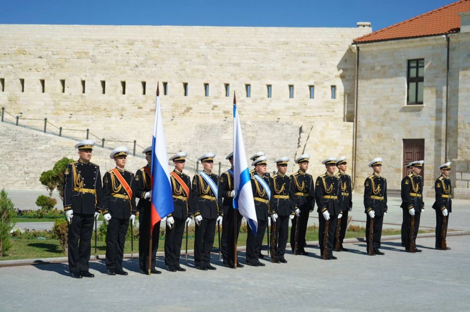 Михаил Развожаев: В День Государственного флага Российской Федерации над Константиновской батареей взвился триколор размером 69 метров — его видно из любой точки Севастопольской бухты Михаил Развожаев: В День Государственного флага Российской Федерации над Константиновской батареей взвился триколор размером 69 метров — его видно из любой точки Севастопольской бухты