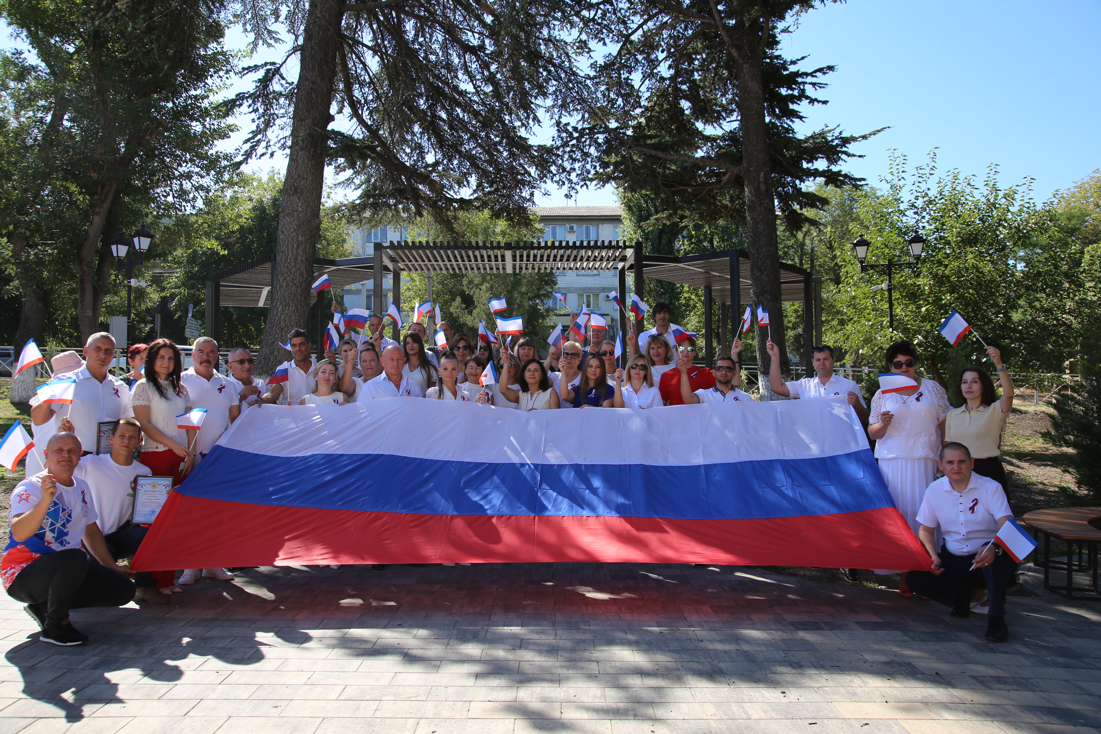 Триколор в сердце города: в Бахчисарае прошла торжественная церемония поднятия Государственного флага России Триколор в сердце города: в Бахчисарае прошла торжественная церемония поднятия Государственного флага России