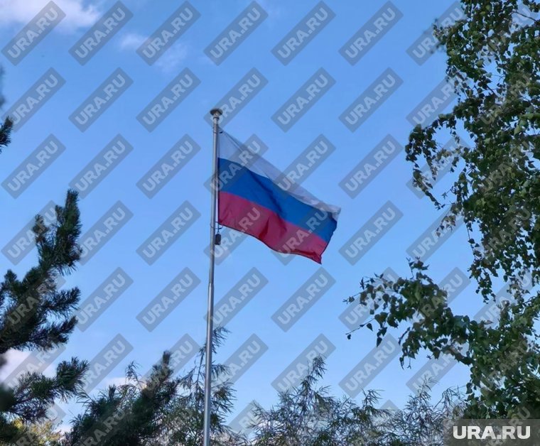 Над армянским консульством в Екатеринбурге подняли российский флаг. Фото, видео Над армянским консульством в Екатеринбурге подняли российский флаг. Фото, видео