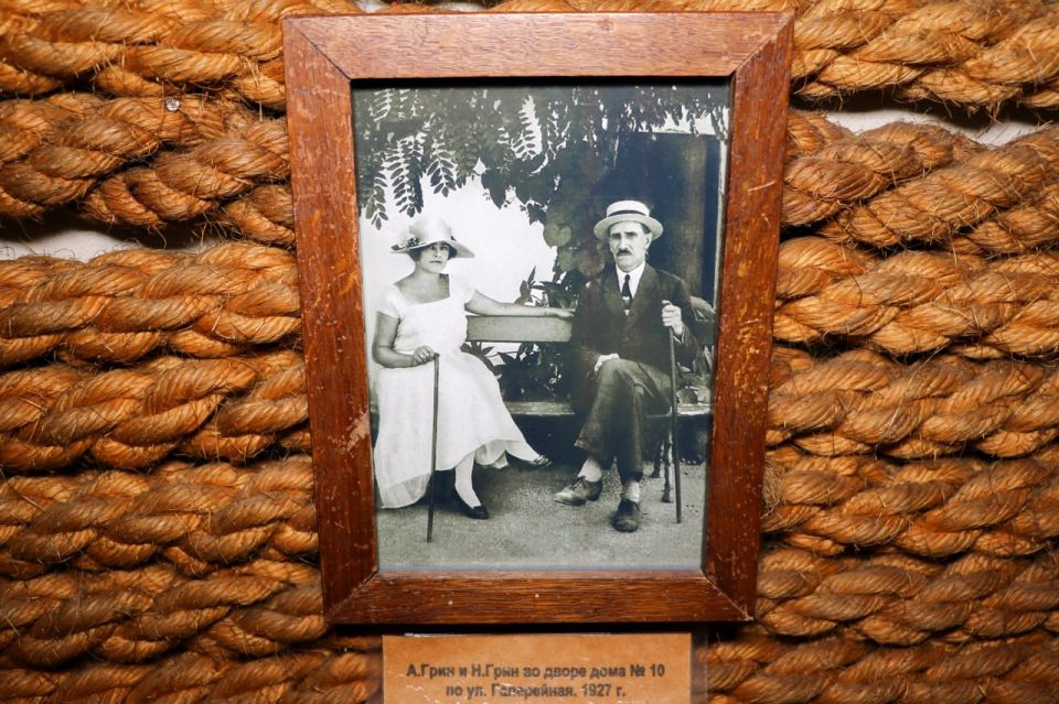 Сергей Аксёнов: Он был исключен из училища за то, что написал оскорбительное стихотворение об учителях Сергей Аксёнов: Он был исключен из училища за то, что написал оскорбительное стихотворение об учителях