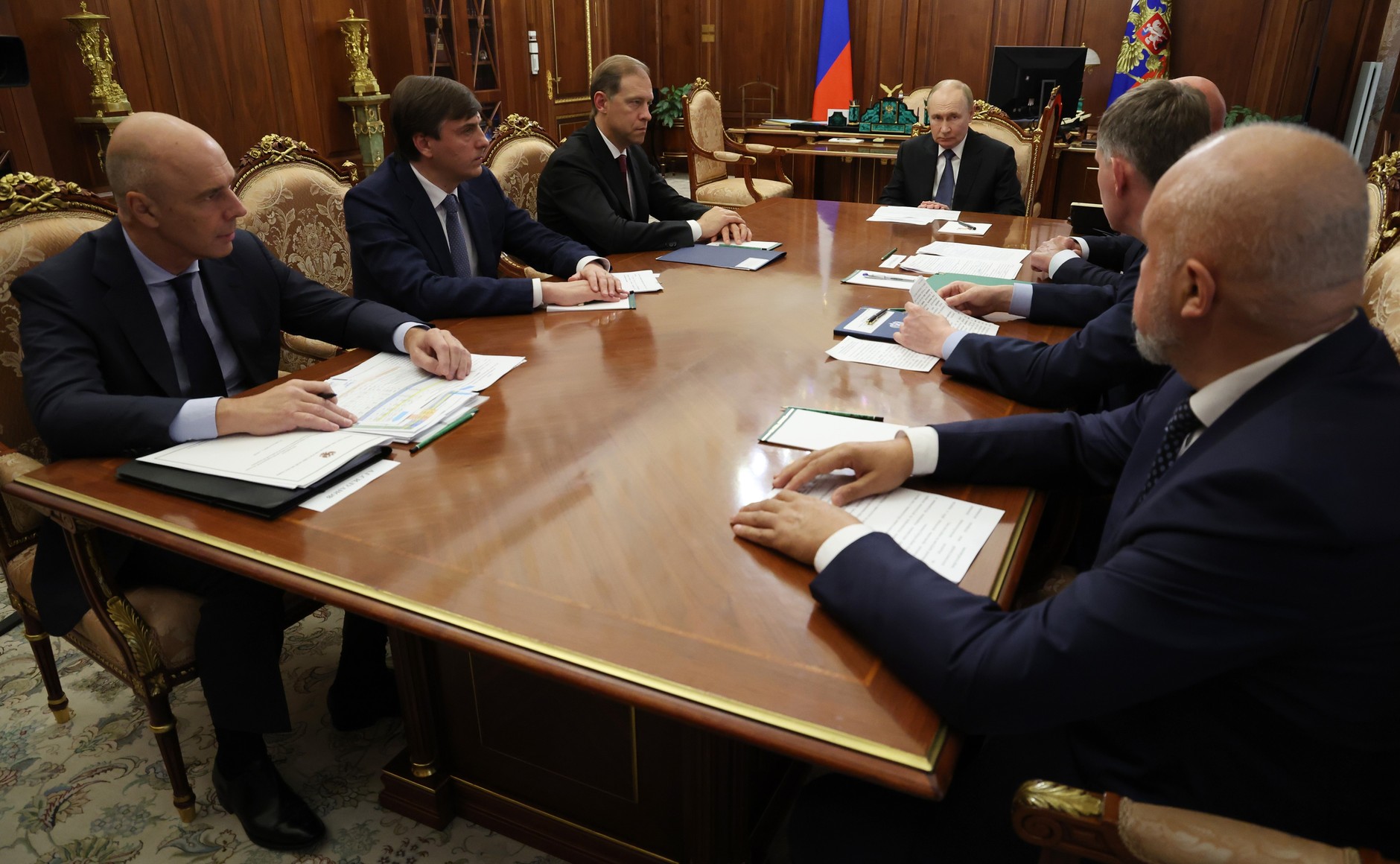 Владимир Путин провёл совещание с членами Правительства Владимир Путин провёл совещание с членами Правительства