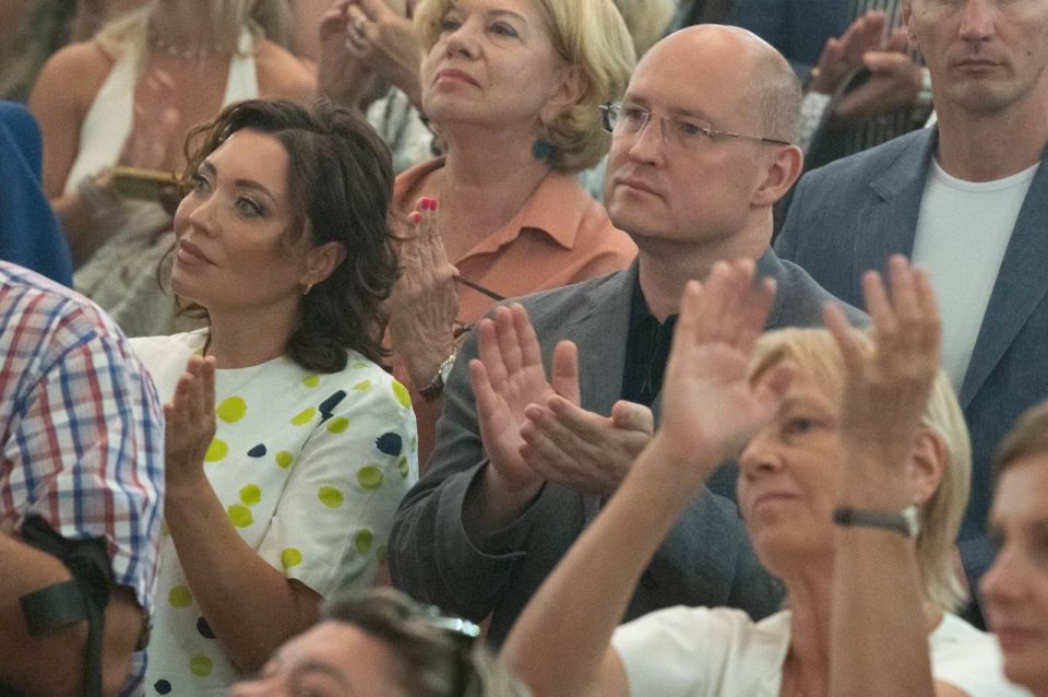 «Здесь, на войне, не бывает репетиций, когда можно сыграть сперва для пробы — не так, а потом так, как надо. Здесь, на войне, нет черновиков, которые можно изорвать и переписать набело. Здесь все пишут кровью, все, от начала... «Здесь, на войне, не бывает репетиций, когда можно сыграть сперва для пробы — не так, а потом так, как надо. Здесь, на войне, нет черновиков, которые можно изорвать и переписать набело. Здесь все пишут кровью, все, от начала...