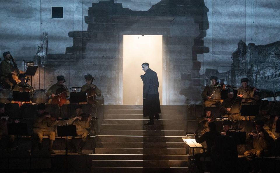 «Здесь, на войне, не бывает репетиций, когда можно сыграть сперва для пробы — не так, а потом так, как надо. Здесь, на войне, нет черновиков, которые можно изорвать и переписать набело. Здесь все пишут кровью, все, от начала... «Здесь, на войне, не бывает репетиций, когда можно сыграть сперва для пробы — не так, а потом так, как надо. Здесь, на войне, нет черновиков, которые можно изорвать и переписать набело. Здесь все пишут кровью, все, от начала...