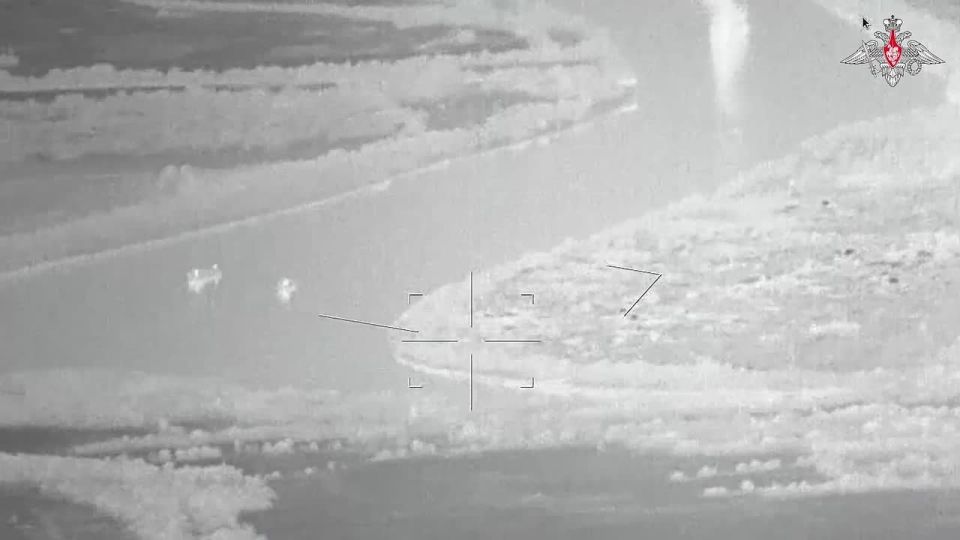 Минобороны России: Новые кадры с безэкипажного катера, поразившего средний разведывательный корабль «Симферополь» ВМС Украины в устье реки Дунай