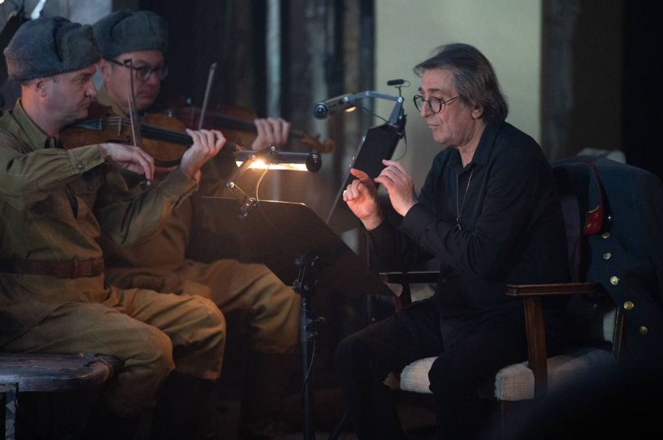 «Здесь, на войне, не бывает репетиций, когда можно сыграть сперва для пробы — не так, а потом так, как надо. Здесь, на войне, нет черновиков, которые можно изорвать и переписать набело. Здесь все пишут кровью, все, от начала... «Здесь, на войне, не бывает репетиций, когда можно сыграть сперва для пробы — не так, а потом так, как надо. Здесь, на войне, нет черновиков, которые можно изорвать и переписать набело. Здесь все пишут кровью, все, от начала...