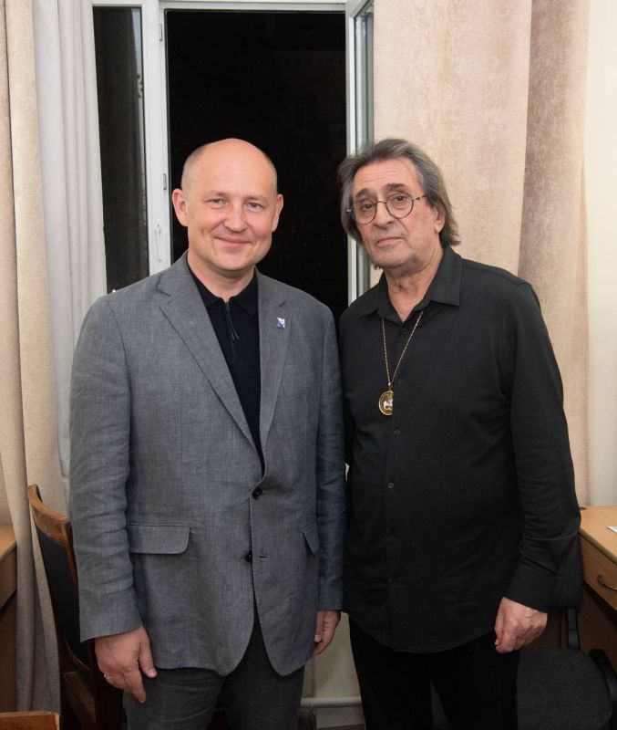 «Здесь, на войне, не бывает репетиций, когда можно сыграть сперва для пробы — не так, а потом так, как надо. Здесь, на войне, нет черновиков, которые можно изорвать и переписать набело. Здесь все пишут кровью, все, от начала... «Здесь, на войне, не бывает репетиций, когда можно сыграть сперва для пробы — не так, а потом так, как надо. Здесь, на войне, нет черновиков, которые можно изорвать и переписать набело. Здесь все пишут кровью, все, от начала...